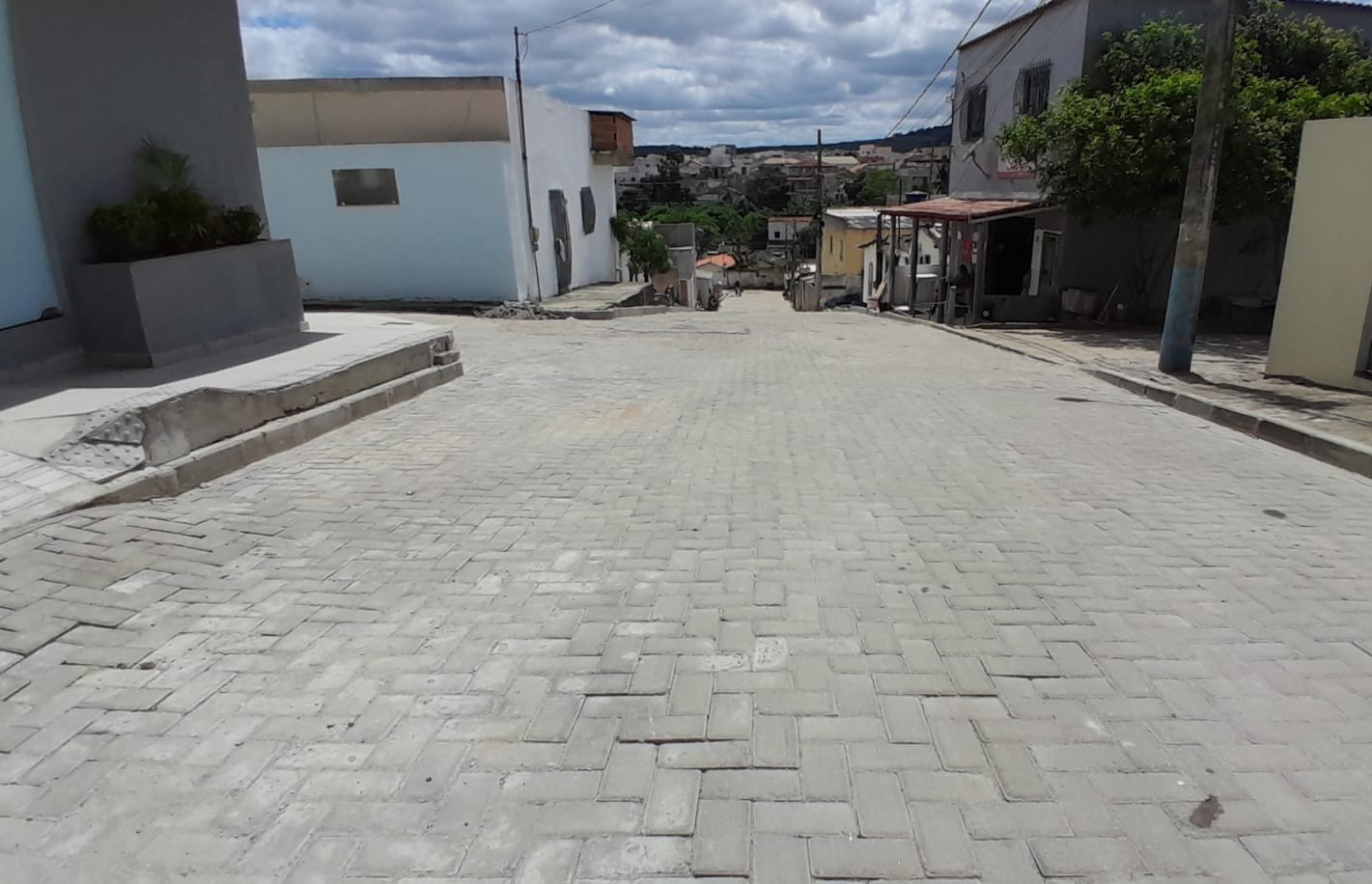 Prefeitura conclui repavimentação da Rua da Conquista, no bairro Colina